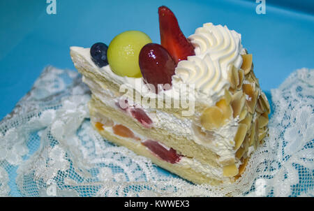 Una fetta di casa il dado al forno e torta di frutta Foto Stock