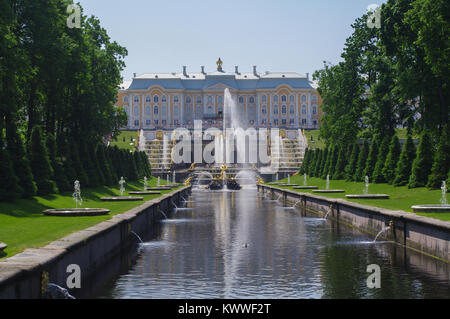 PETERHOF, San Pietroburgo, Russia - Giugno 06, 2014: una fontana in alto nel Parco di Peterhof, San Pietroburgo, Russia su Giugno 06, 2014. Peterhof Palace Foto Stock