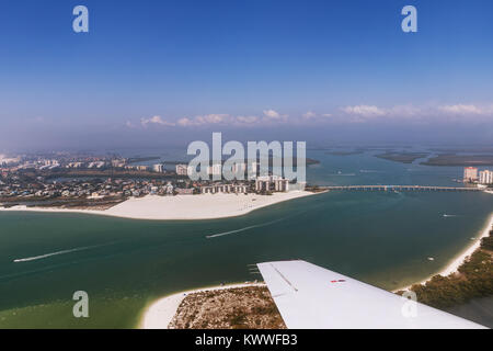 Vista aerea della grande spiaggia di sabbia bianca sulla Estero Island, Florida Foto Stock