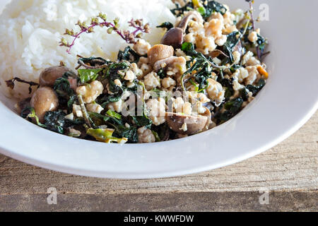 Cibo tailandese, riso condito con stir-fried di carne macinata di maiale e basilico e barometro earthstar Foto Stock