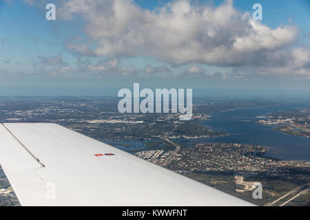 Vista aerea della città di Bradenton, Florida. Approccio a terra all'aeroporto di San Pietroburgo. Fiume Manatee, Florida Foto Stock