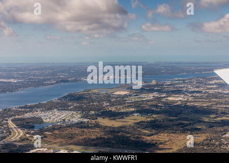 Vista aerea della città di Bradenton, Florida. Approccio a terra all'aeroporto di San Pietroburgo. Fiume Manatee, Florida Foto Stock