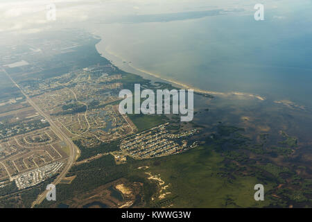 Vista aerea della città di Cape Coral, Florida. Architettura tipica della Florida del Sud. Grandi case costruite sulle sponde di canali, canali in mare. Foto Stock