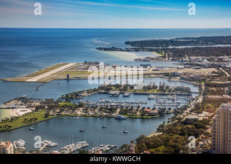Vista aerea del centro cittadino di San Pietroburgo, Florida. Aeroporto di San Pietroburgo. FLORIDA, Stati Uniti d'America Foto Stock