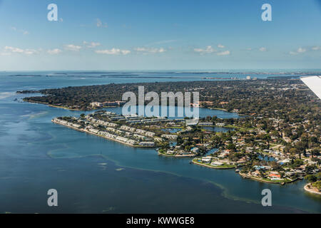 Vista aerea della città di Bradenton, Florida. Approccio a terra all'aeroporto di San Pietroburgo. Fiume Manatee, Florida Foto Stock