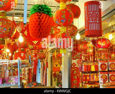 KAOHSIUNG, Taiwan -- dicembre 31, 2017: Anno Nuovo Cinese di decorazioni con simboli di Fortuna significato prosperità sono in vendita presso un negozio Foto Stock