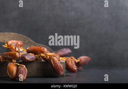 Fresche raccolte date su sfondo grigio Foto Stock