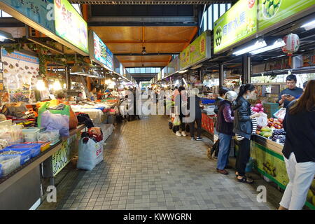 KAOHSIUNG, Taiwan -- dicembre 31, 2017: un grande mercato bagnato sulla strada Wumiao vende verdura, frutta, carne e pesce. Foto Stock