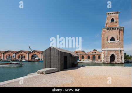 Vista panoramica dell'Arsenale Veneziano, Arsenale di Venezia, sede della Biennale di Venezia, con la Torre di Porta Nuova torre storica sulla destra Foto Stock