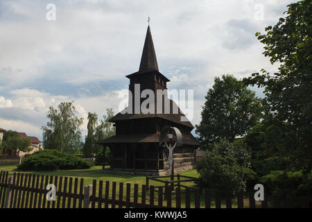 Chiesa di tutti i santi (Kostel Všech svatých) nel villaggio di Dobříkov in Boemia orientale, Repubblica Ceca. Il tradizionale dei Carpazi chiesa di legno è stato costruito originariamente nel 1679 nel villaggio di Velika Kopanya nei Carpazi Ruthenia (ora in Ucraina). Nel 1859 la chiesa abbandonata è stata trasferita al vicino borgo di Khlomovets (anche in Ucraina) e nel 1930 è stato nuovamente spostato alla posizione corrente in Dobříkov. La chiesa è ora utilizzato dalla cecoslovacca chiesa ussita. Foto Stock