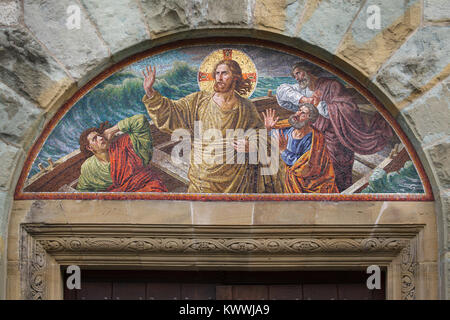 Gesù Cristo che calma la tempesta sul mare di Galilea. Mosaico sopra l'ingresso principale a San Pietro palestra chiesa in Rheine in Renania settentrionale-Vestfalia (Germania). La chiesa Jugendstil progettato dall architetto tedesco Josef Franke è stata costruita nel 1910-1911 come una palestra chiesa della palestra Dionysianum. Foto Stock