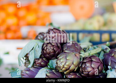 Carciofi freschi pronti per la vendita al mercato locale banco. Amburgo, Germania Foto Stock