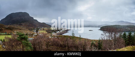 Il remoto villaggio di Shieldaig avvolge stessa lungo il litorale robusto di Loch Shieldaig nell'area Torridon delle Highlands scozzesi Foto Stock