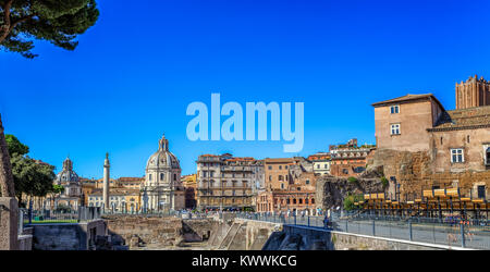 Il Foro Traiano a Roma sotto un perfetto cielo blu. Vi è la colonna trajun sulla sinistra e la chiesa di Santa Maria di Loreto chiesa in background Foto Stock