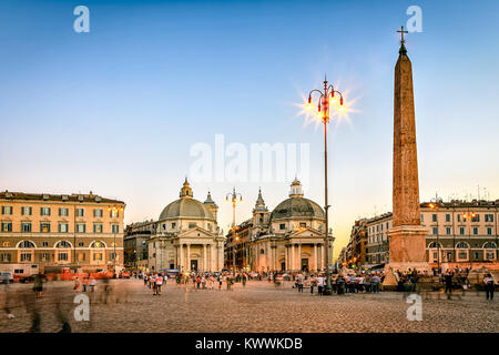 Roma Piazza del Popolo con il flaminio obelsico in primo piano e la santa Maria chiese in background Foto Stock