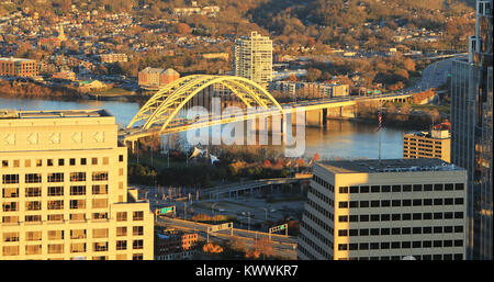 Un' antenna scena di Cincinnati cand il fiume Ohio Foto Stock