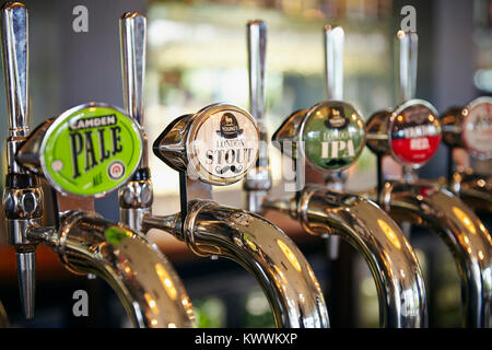 Bar pompe in Beaufort pub e ristorante di Colindale, a nord di Londra - Inghilterra Foto Stock