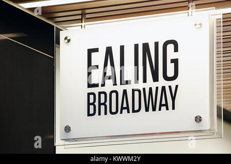 La stazione di Ealing Broadway shopping Centre di Londra, Inghilterra, Regno Unito Foto Stock