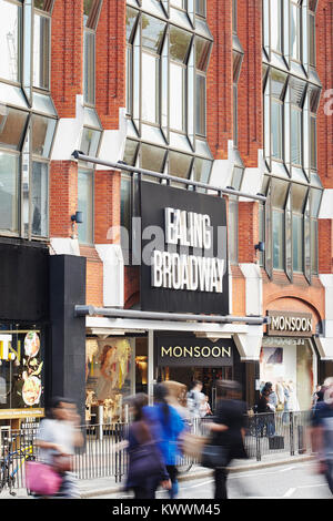 La stazione di Ealing Broadway shopping Centre di Londra, Inghilterra, Regno Unito Foto Stock