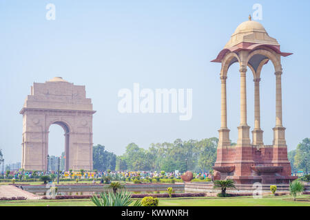 Tettoia e India Gate in New Delhi, India Foto Stock