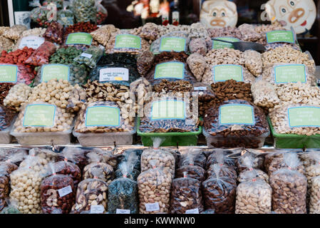 Vienna, Austria - Agosto 17, 2017: Naschmarkt di Vienna. Si tratta di un cibo e il mercato delle pulci, situato nella parte anteriore della casa Majolika da Otto Wagner Foto Stock