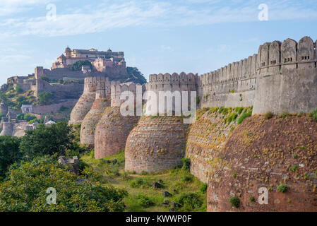 Kumbhalgarh fort e parete in Rajasthan, India Foto Stock