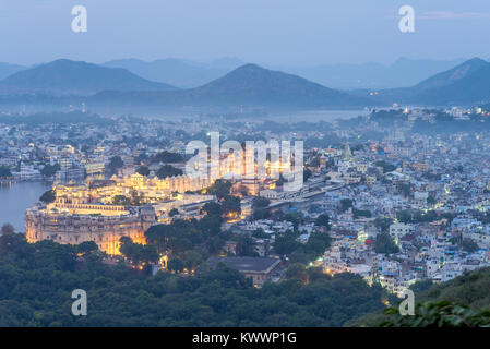 Vista aerea di udaipur di notte Foto Stock