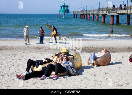 Persone relaxiing presso la spiaggia, pier di Zingst, Fishland, Meclemburgo-Pomerania, Mar Baltico, Germania, Europa Foto Stock