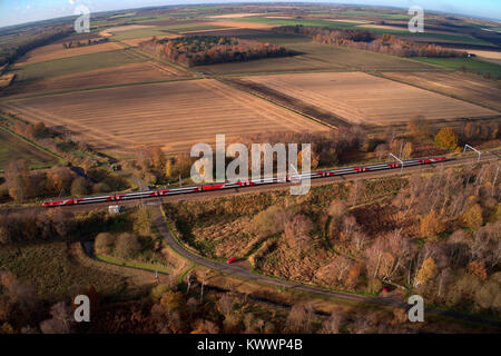 Vista drone di una Vergine treno, East Coast Main Line Railway, Cambridgeshire, England, Regno Unito Foto Stock