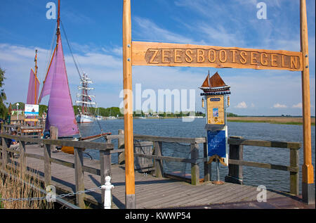 Zeesenboot, tradizionale in legno barca a vela a porto, Zingst, Zingster Strom, Fishland, Meclemburgo-Pomerania, Mar Baltico, Germania, Europa Foto Stock