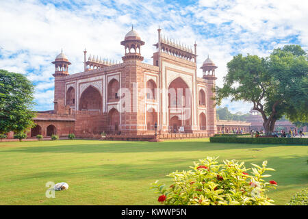 La grande porta al Taj Mahal di Agra, India Foto Stock