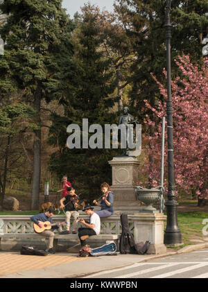 I musicisti suonano in Prospect Park Brooklyn NY Foto Stock