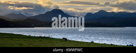 La luce del mattino al di sopra del Torridon Hills da Loch Gairloch Foto Stock