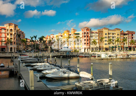 Bayfront di Napoli - negozi e condomini sul lungomare, Naples, Florida, Stati Uniti d'America Foto Stock