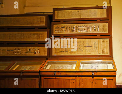 Antico papiro egiziano scorre sul display nel museo egiziano di antichità, Cairo, Nord Africa Foto Stock