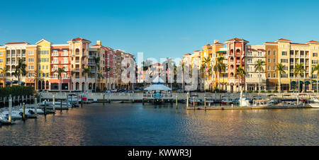 Bayfront di Napoli - negozi e condomini sul lungomare, Naples, Florida, Stati Uniti d'America Foto Stock