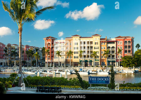 Bayfront di Napoli - negozi e condomini sul lungomare, Naples, Florida, Stati Uniti d'America Foto Stock