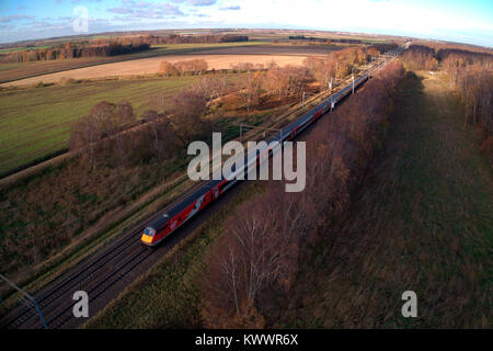 Vista drone di una Vergine treno, East Coast Main Line Railway, Cambridgeshire, England, Regno Unito Foto Stock