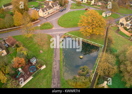 Drone vista Barrowden villaggio verde e uno stagno, Rutland County, England, Regno Unito Foto Stock