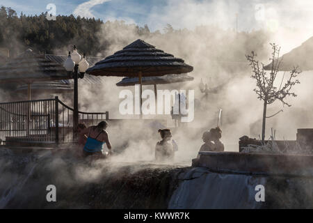 Pagosa Springs, Colorado - le Molle hot springs resort in inverno sulla riva del fiume San Juan. Foto Stock