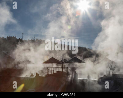 Pagosa Springs, Colorado - le Molle hot springs resort in inverno sulla riva del fiume San Juan. Foto Stock