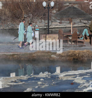 Pagosa Springs, Colorado - le Molle hot springs resort in inverno sulla riva del fiume San Juan. Foto Stock