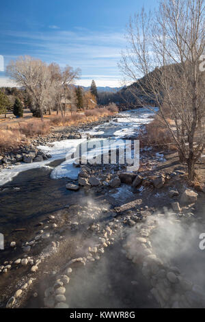Pagosa Springs, Colorado - Hot Springs il flusso nella parzialmente congelato il fiume San Juan in inverno. Foto Stock