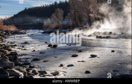 Pagosa Springs, Colorado - Hot Springs il flusso nella parzialmente congelato il fiume San Juan in inverno. Foto Stock