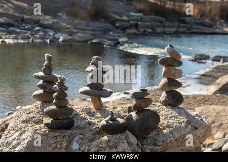 Pagosa Springs, Colorado - pietre impilate sulla banca del fiume San Juan. La città di hot springs e bagno minerale resorts attraggono molti turisti. Foto Stock