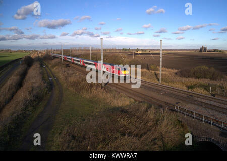 Vista drone di una Vergine treno, East Coast Main Line Railway, Cambridgeshire, England, Regno Unito Foto Stock