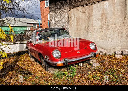 Questa vecchia Fiat è parcheggiato in un back lane in Gatchell, Sudbury, Ontario Foto Stock