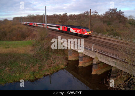 Drone vista della Vergine 43307 Treno, East Coast Main Line Railway, Peterborough, CAMBRIDGESHIRE, England, Regno Unito Foto Stock