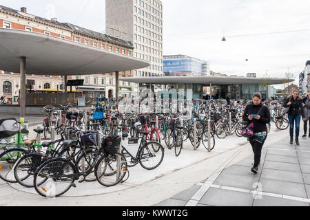 Centinaia di biciclette a Nørreport dalla metropolitana e dalla stazione ferroviaria di Copenhagen, Danimarca, in Europa Foto Stock