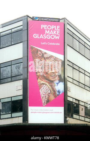 Le persone fanno Glasgow billboard durante il XX Giochi del Commonwealth, angolo di Argyle Street e Union Street, Glasgow, Scozia Foto Stock